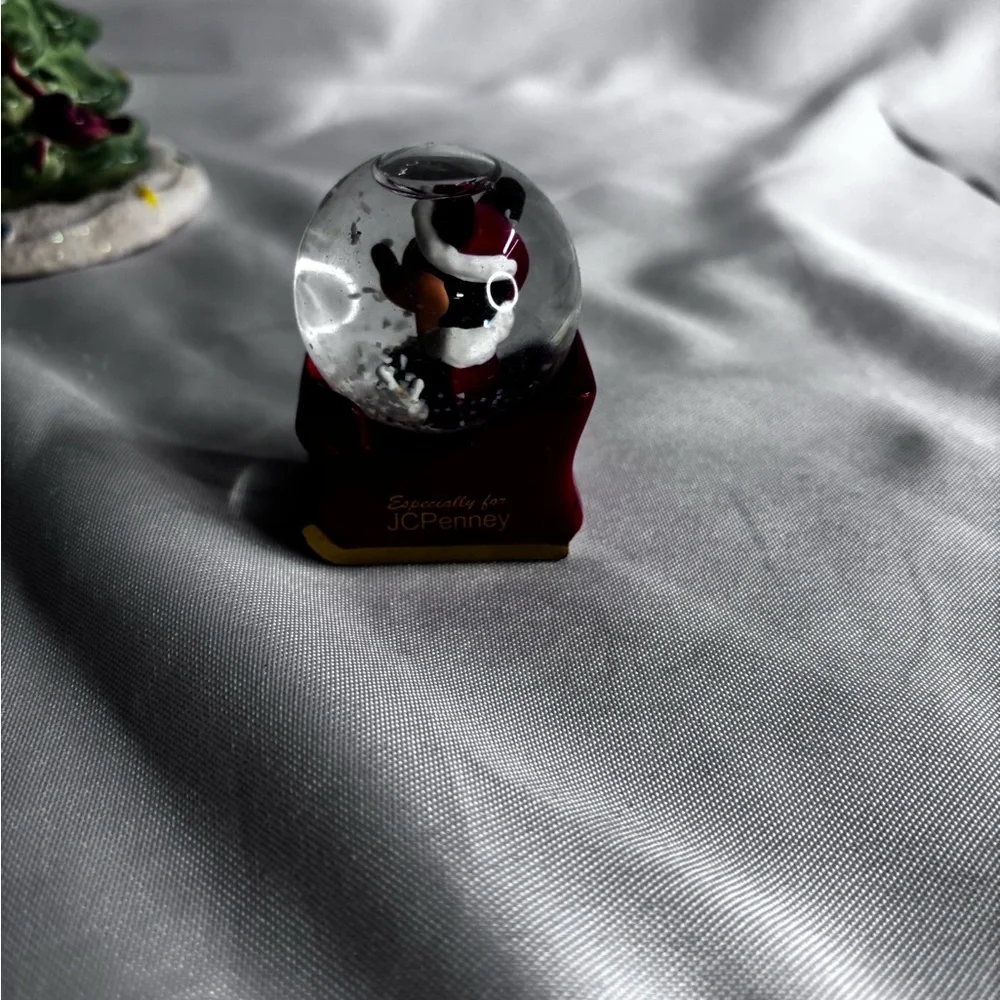 Disney Mickey Mouse‎ Festive Snow Globe